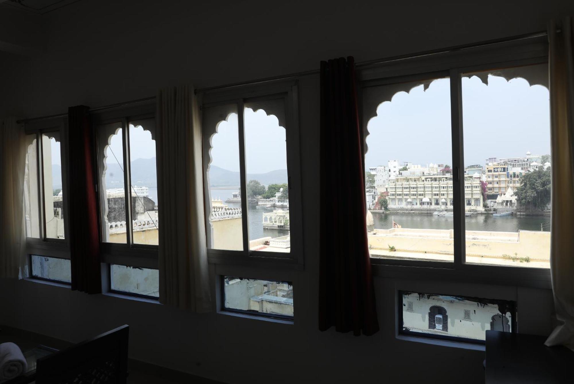 The Mama Hotel - Rooms And Dormitory อุเดเปอร์ ภายนอก รูปภาพ